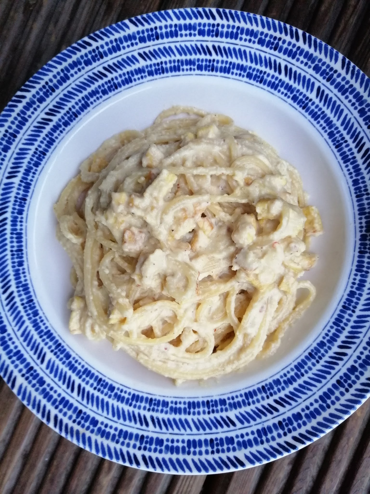 Włochy Wegańska carbonara z nerkowców i pieczonego czosnku