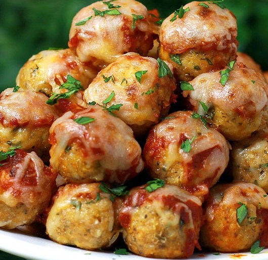 Chicken Parmesan Meatballs #dinner #comfortfood Chicken Parmesan Meatballs #dinner #comfortfood