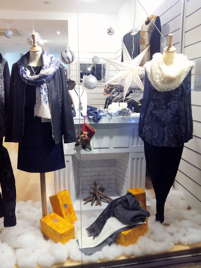 escaparates navideños chimenea, nieve, estrella de luz y bolas de navidad