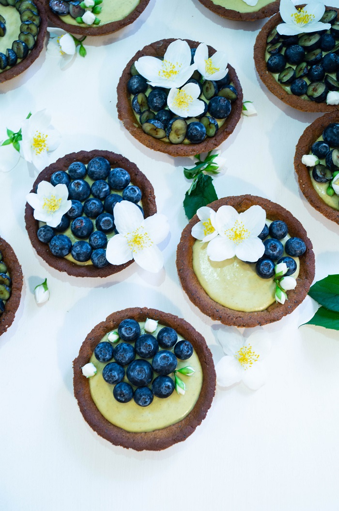 Knusperkabinett: Blaubeertörtchen mit heller Schokoladen-Pistazien-Mousse Knusperkabinett: Blaubeertörtchen mit heller Schokoladen-Pistazien-Mousse