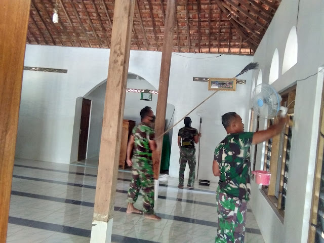 Hari libur TNI-POLRI pengecatan tempat ibadah di Baleharjo Hari libur TNI-POLRI pengecatan tempat ibadah di Baleharjo
