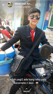 Tukang tahu keren. Jualan pake motor sport dan pake jas dasi Tukang tahu keren. Jualan pake motor sport dan pake jas dasi