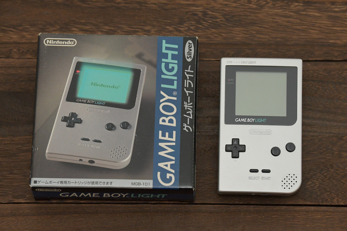 ゲームボーイライト｜レトロな緑の光が照らす名機［レビュー