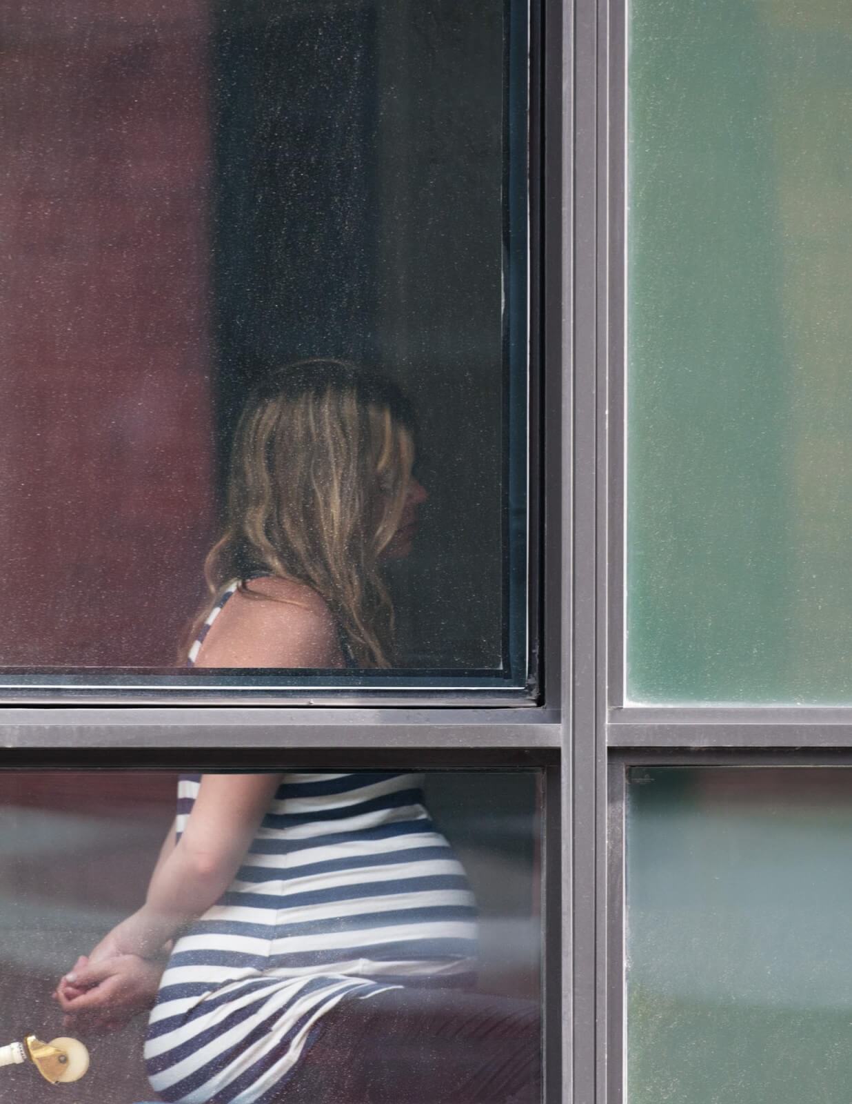 Подглядывание за соседями. Арне Свенсон. Поглядел в окно. Девушка в соседнем окне.