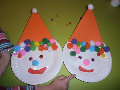 κλόουν από χάρτινα πιάτα