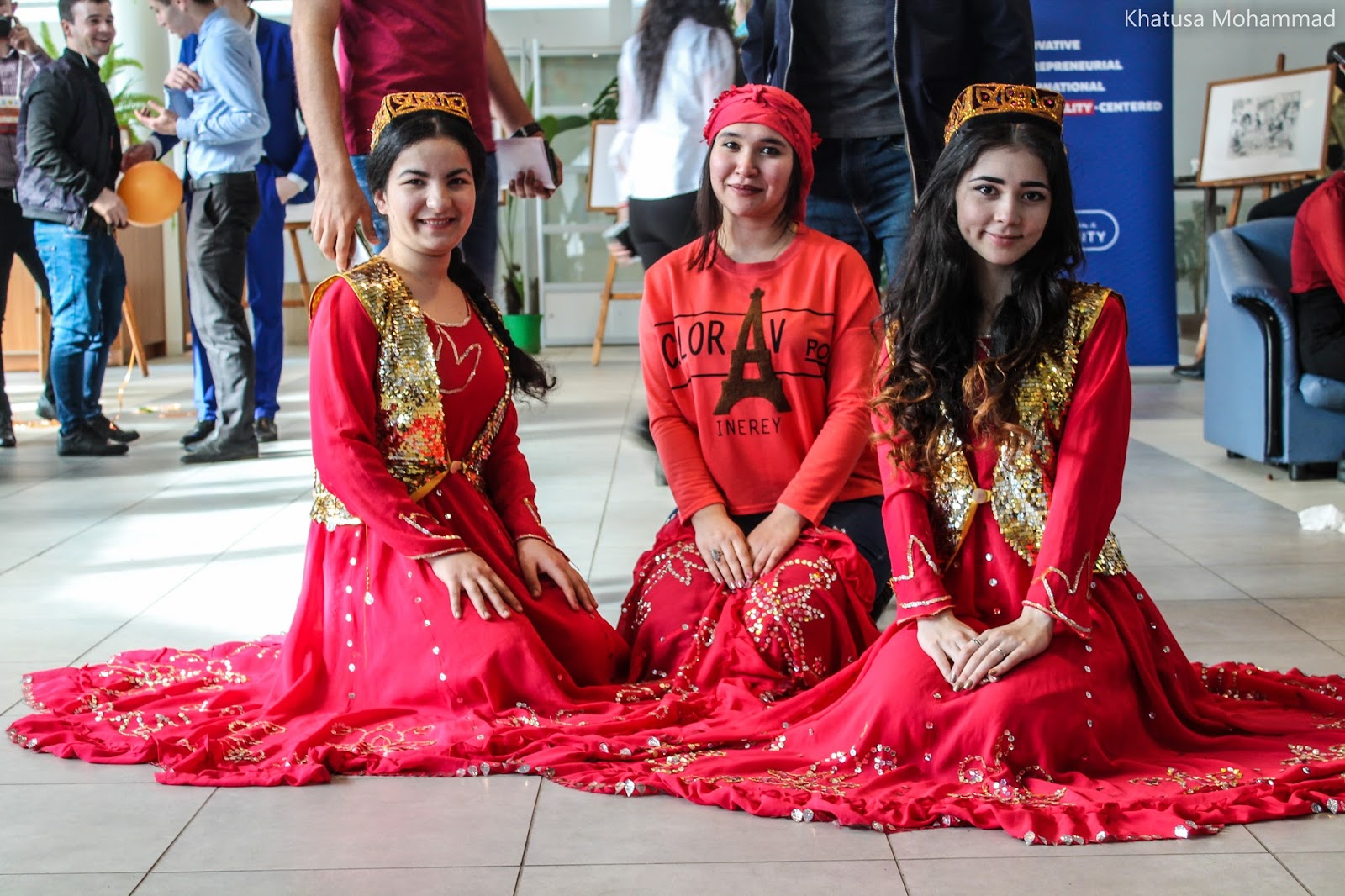 Таджикский понимаешь таджикский. Национальная одежда чакан Лас Таджикистана. Таджикистан Памирец Национальная одежда. Таджикские национальные платья. Национальное платье таджиков.