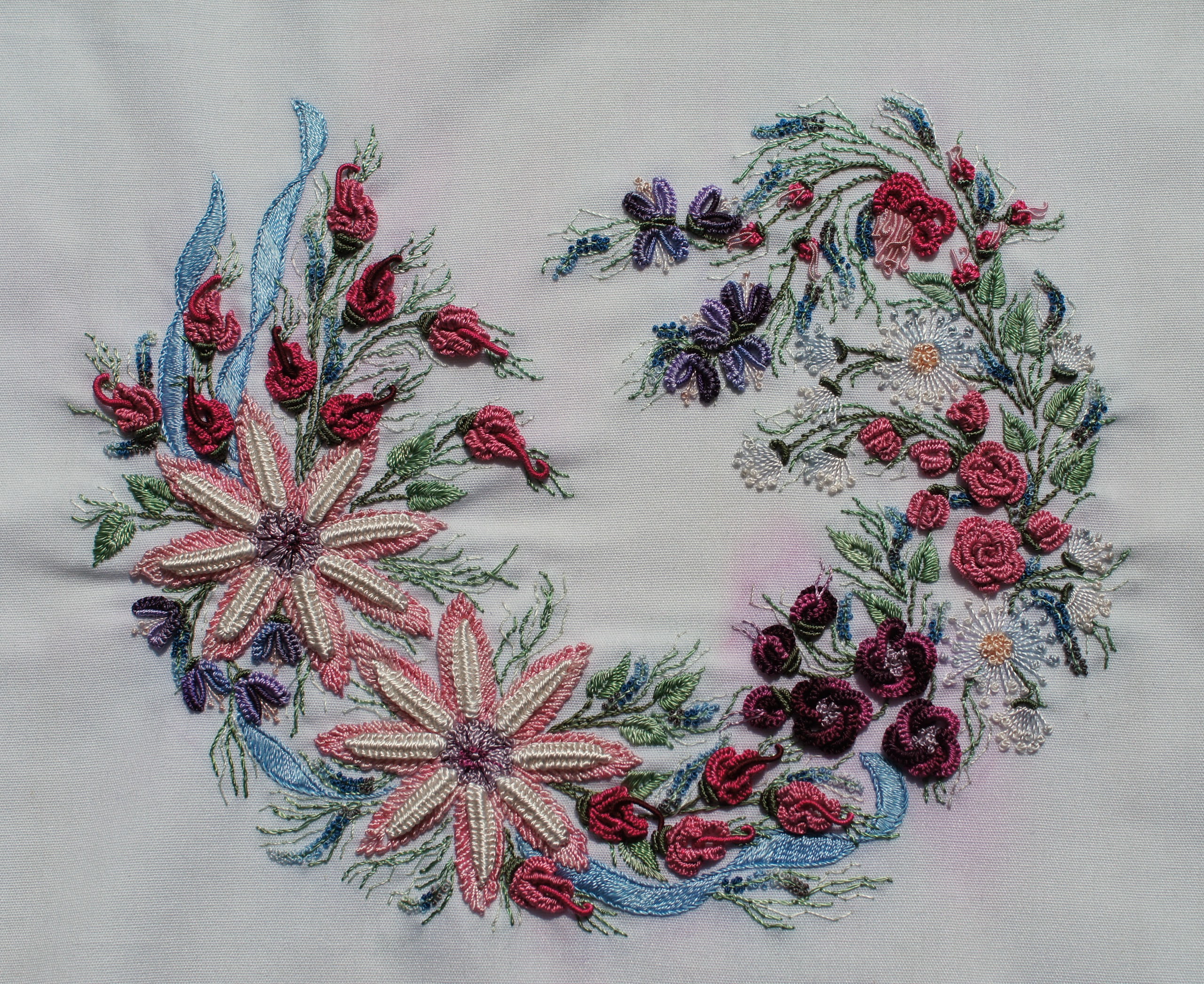 Бразильская вышивка схемы. Бразильская вышивка Клавдия Сарро. Бразильская вышивка каркаде. Бразильская вышивка цветочные мотивы. Бразильская вышивка венок.