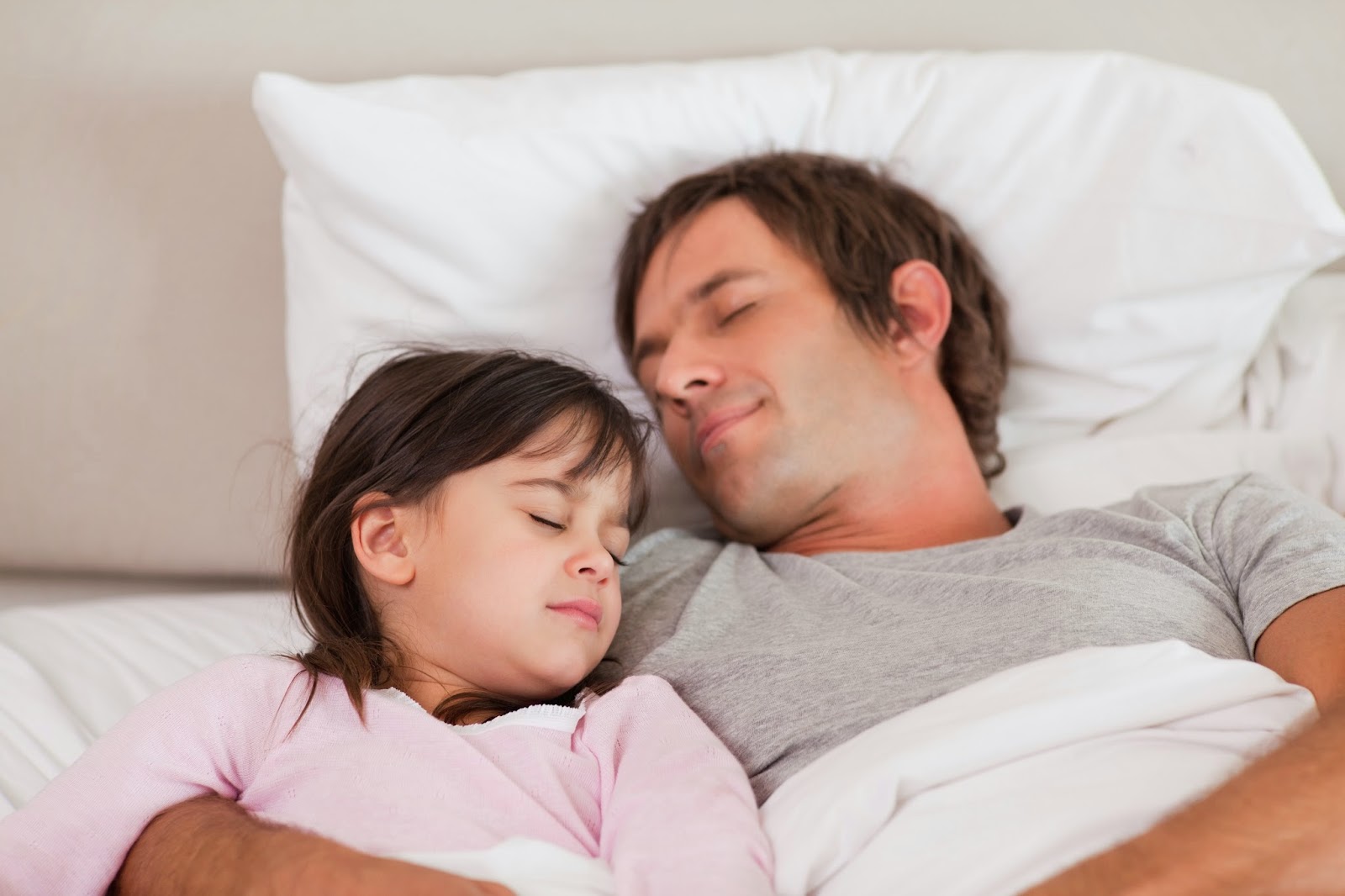 Father sleep daughter. Папа с дочкой спят в обнимку. Сон про папу. Сон с дочкой в обнимку.