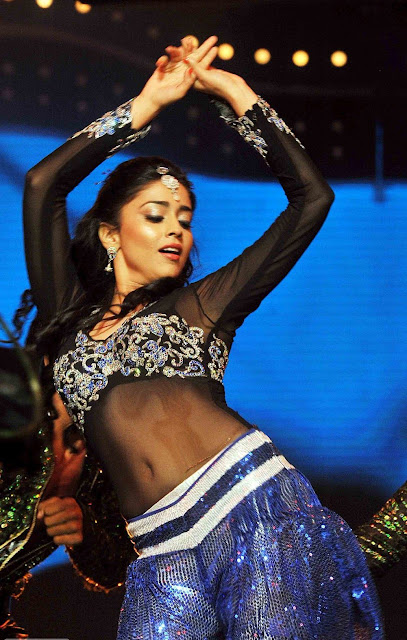 Shriya Saran Amazing Dance Show Photos
