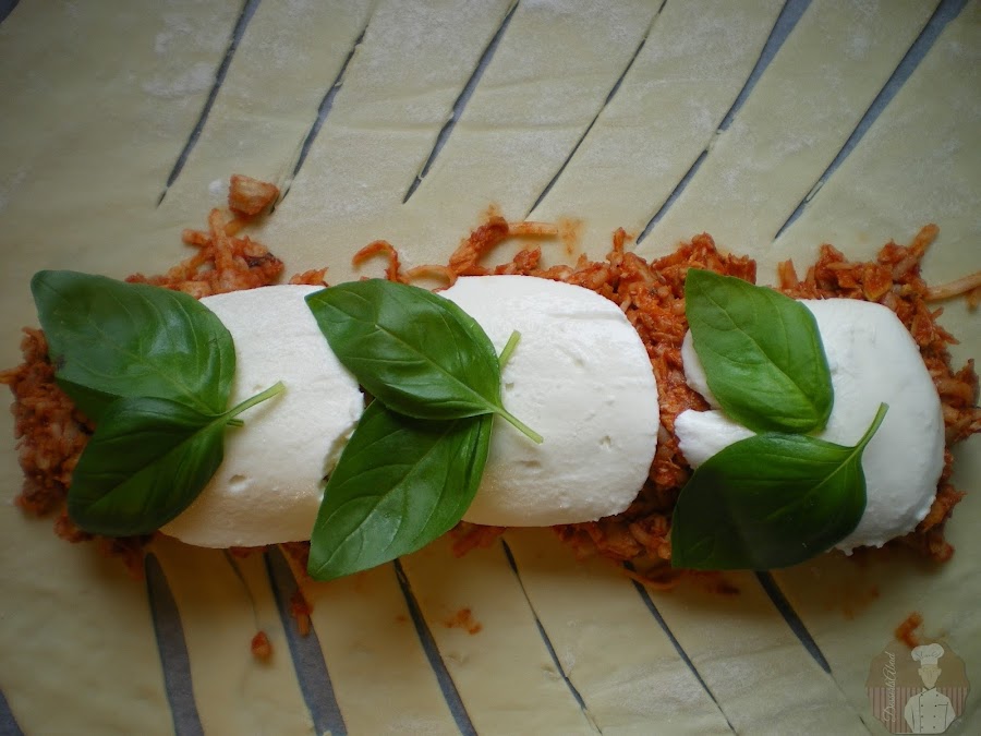 Stromboli fácil de pollo asado y mozzarella: detalle del relleno.