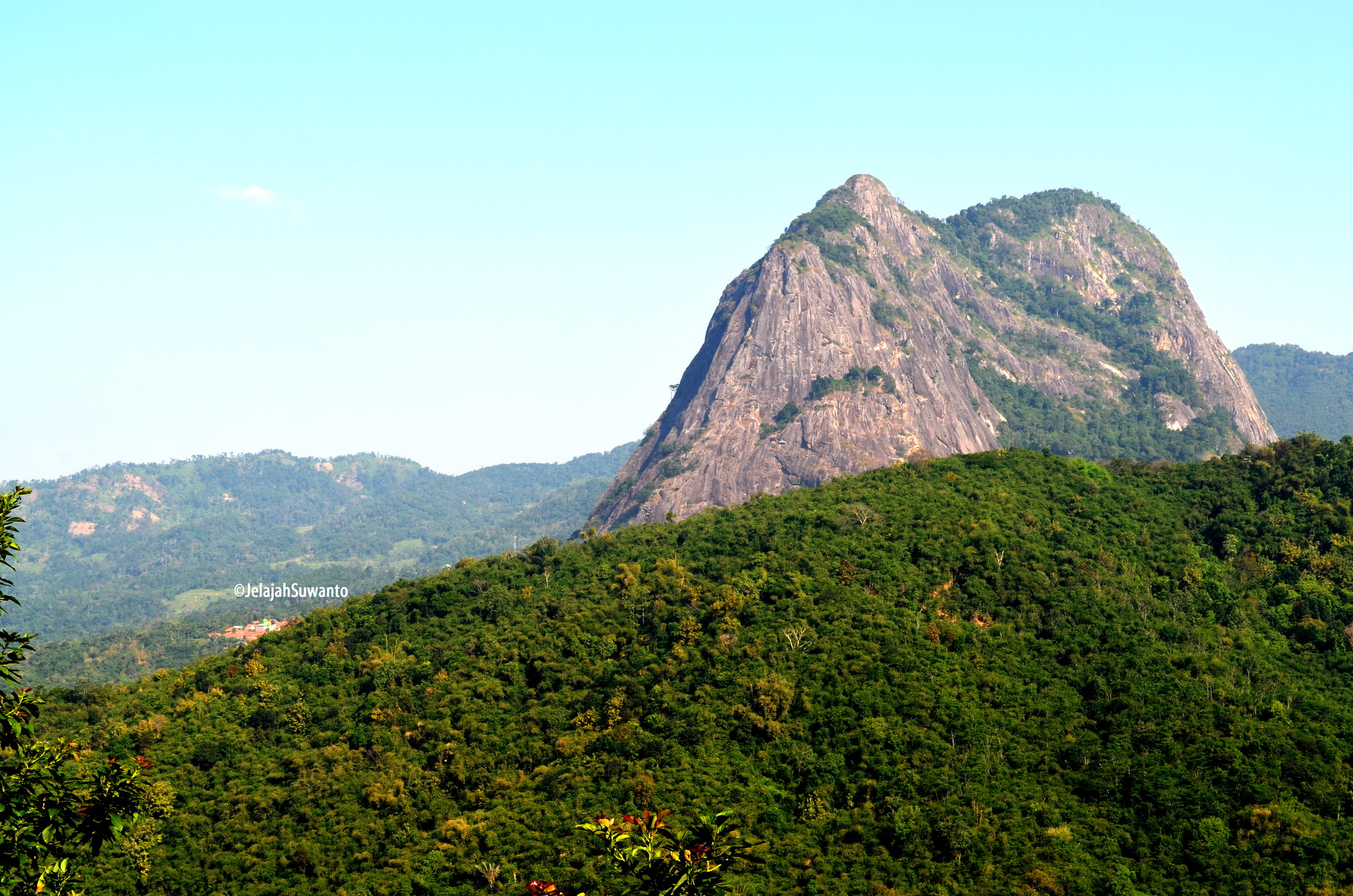 Gunung Parang terlihat jelas dari Jalur Pendakian Gunung Lembu