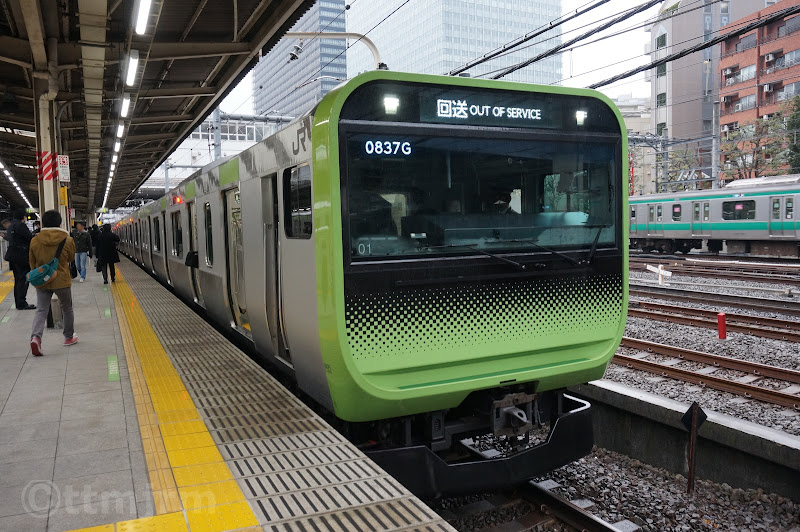 山手線大崎駅停車中のE235系