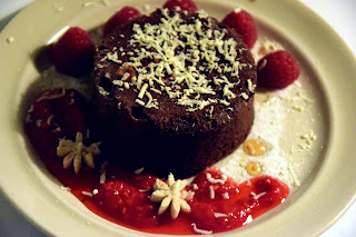 Walentynki czyli święto czekoladowych deserów - CZEKOLADOWE CIASTO Z MALINAMI