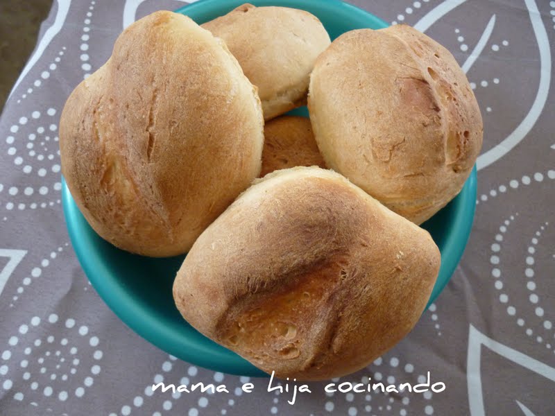 Pan bolillo Mama e hija cocinando