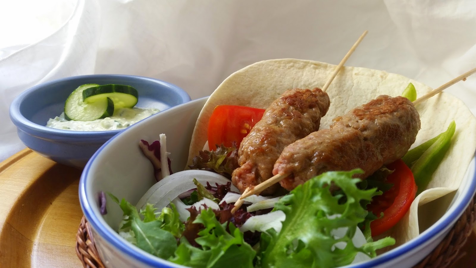 Kebab de cerdo con Salsa Tzatziki Cocinando con las Chachas