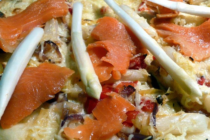 Kulinarische Welten zu Fisch- und Meeresfrucht: Flammkuchen mit rohen ...