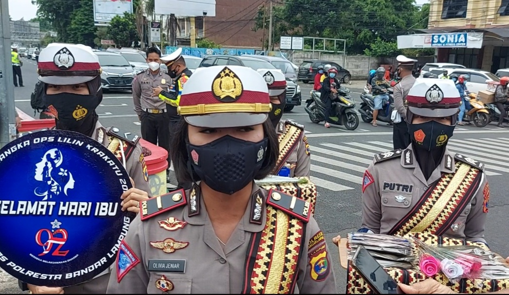 Hari ibu "polisi wanita polresta bandar Lampung bagikan masker