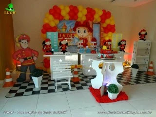 Decoração Bombeiros para mesa do bolo de aniversário