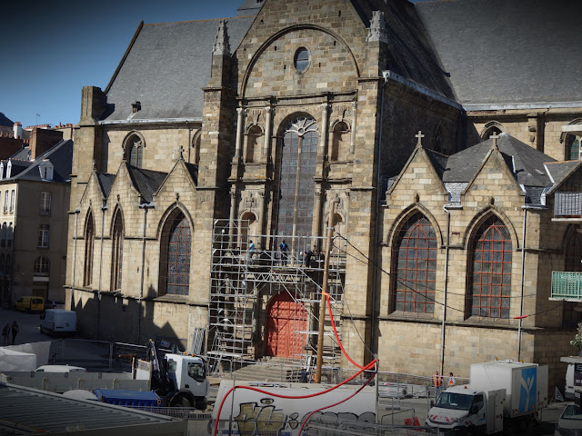 On monte un échafaudage sur l'église Saint-Germain - 19 Septembre 2019 - Photo Erwan Corre