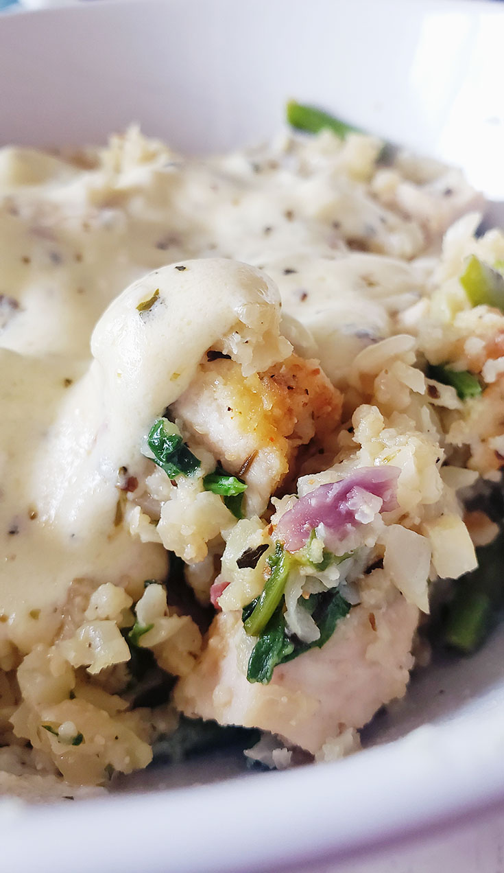 This creamy cauliflower and chicken alfredo bowl is what my healthy lifestyle was longing for. It's just the right amount of creamy cheesy goodness with so much healthiness packed into it.