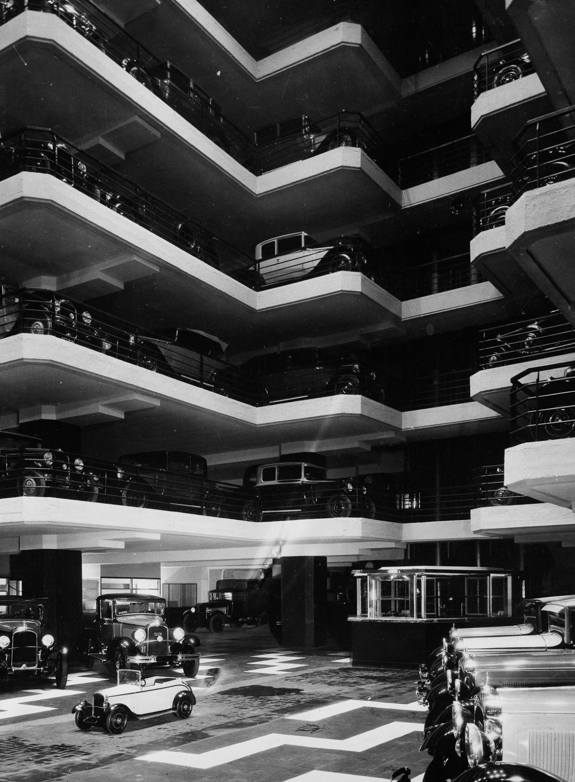 Space Saving Amazing Vintage Photographs of Vertical Parking Lots From