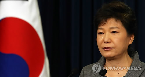 La presidenta surcoreana Park Geun-hye llorando por el ferri Sewol