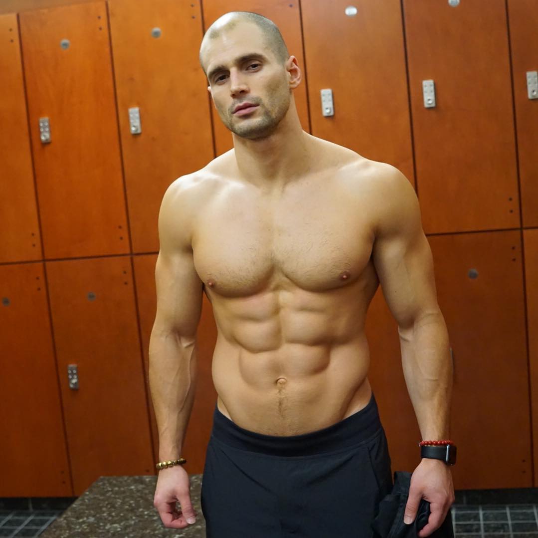 fit-bald-sexy-daddy-abs-cocky-straight-man-locker-room