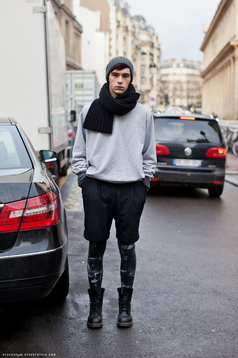 пиджак заправленный в брюки. в выпущенной поверх штанов и распахнутой. мужские юбки. трусы поверх трусы. в выпущенной поверх штанов и распахнутой.