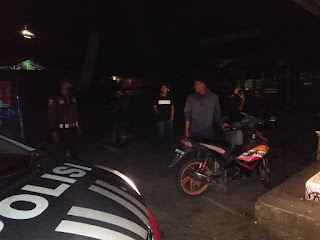 Patroli Blue Light Polsek Makale Menyisir Potensi Penyebaran Covid-19 Melalui Kerumunan Orang di Malam Hari