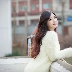 Im Sol Ah &ndash; Yellow Sweater And White Shorts Foto 11