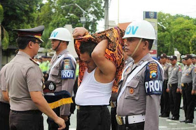 briptu rio dipta wibawa melepas seragam polri lalu ganti mengenakan baju batik sebagai tanda akhir karirnya dikepolisian