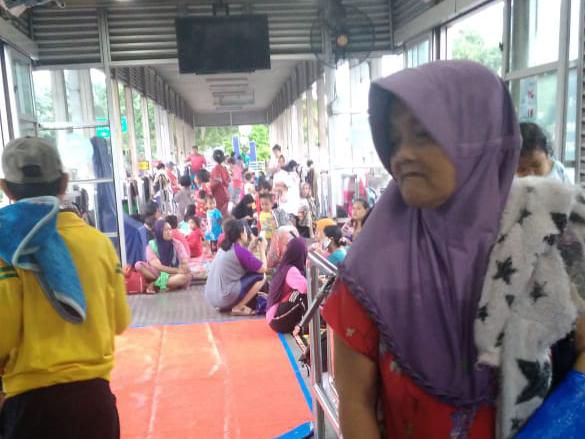 Banjir di Jakarta, Halte TransJakarta Jadi Tempat Pengungsian