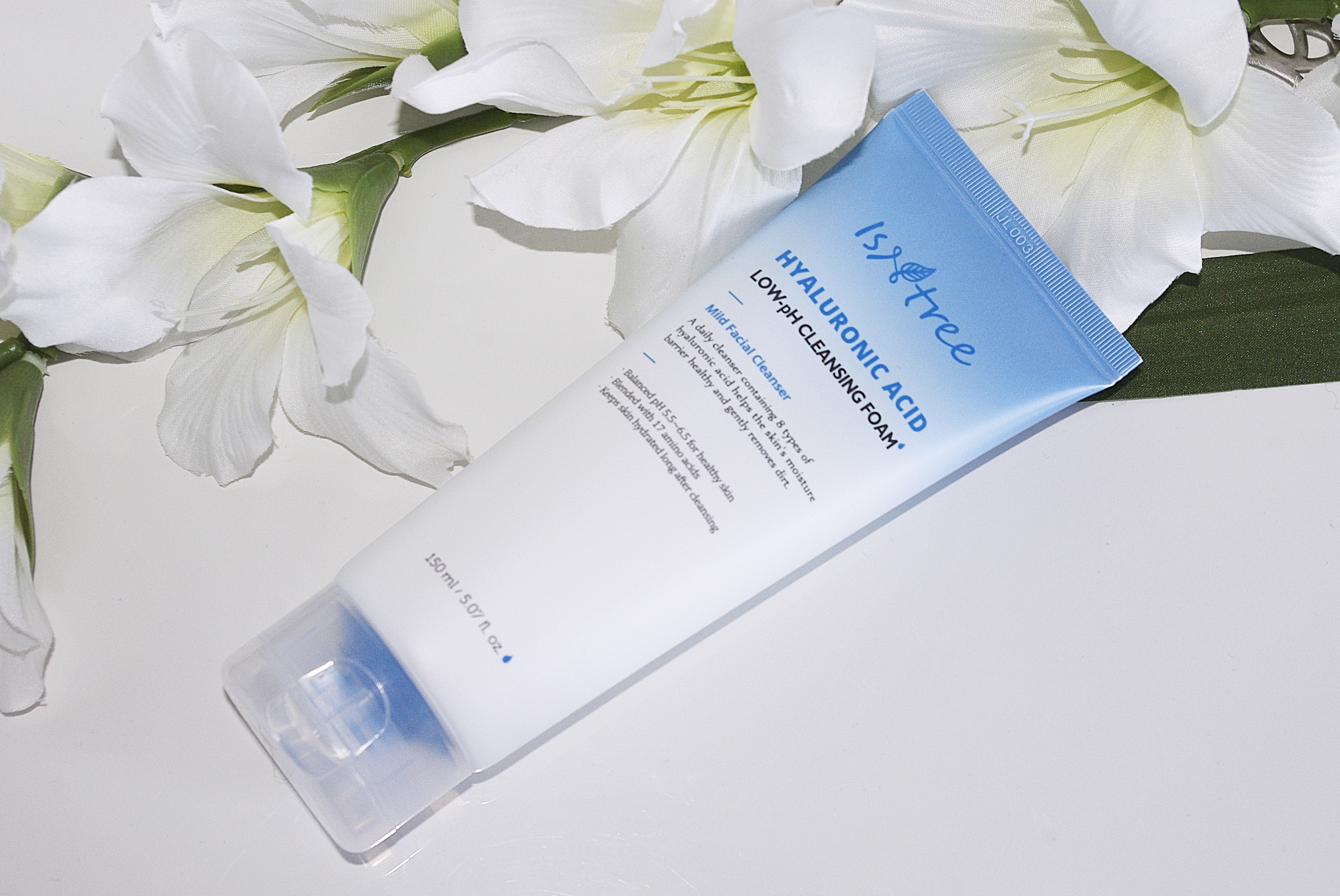 Isntree Hyaluronic Acid Low-Ph Cleansing Foam Isntree Hyaluronic Acid Low-Ph Cleansing Foam
