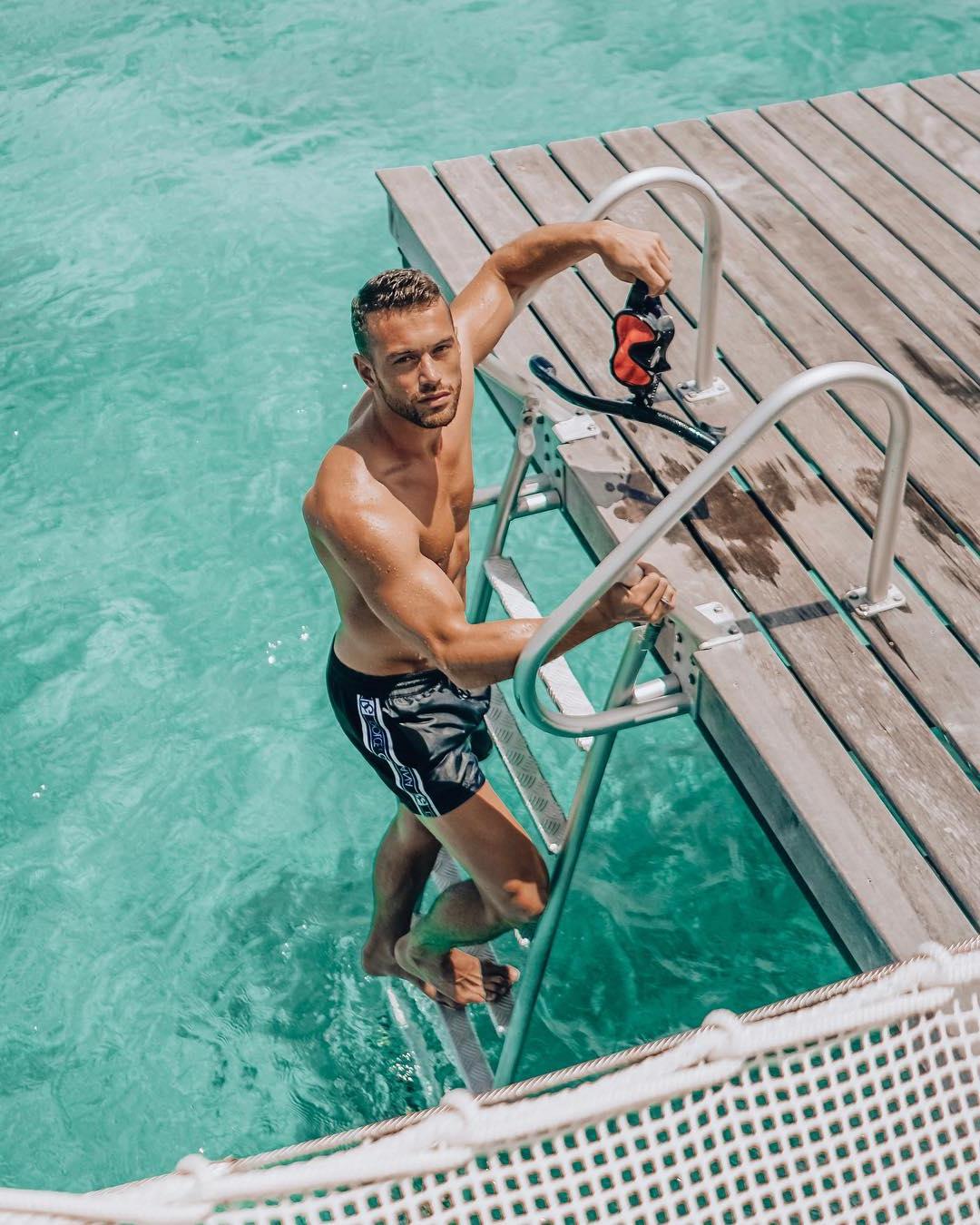 hot-guys-divers-beautiful-blue-water-ocean-luxurious-dilf-sexy-rich-daddy