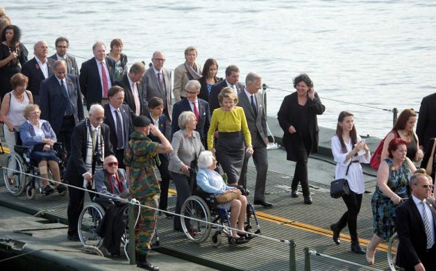 King Philippe and Queen Mathilde attended the inauguration of the temporary pontoon bridge across the river Schelde near Steen Fortress to remind Belgians of WWI