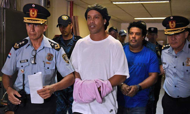 Citando risco de fuga, o Ministério Público do Paraguai manteve o pedido para que Ronaldinho e seu irmão, Roberto de Assis, continuem presos.