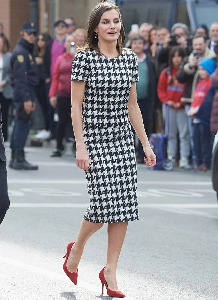 Queen Letizia wore Hugo Boss Clady houndstooth top and Riami houndstooth pencil skirt. Boss Catifa wool cashmere shawl collar coat