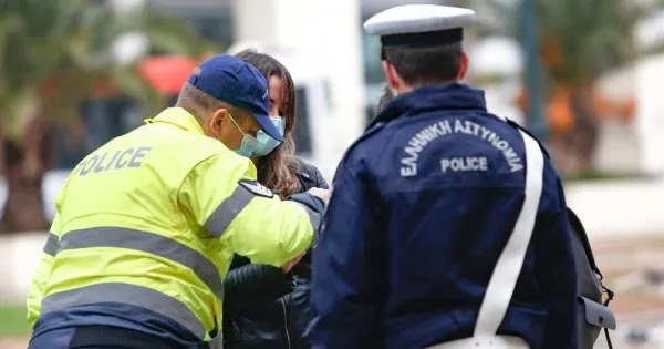Πρόστιμο για «άσκοπη μετακίνηση» σε κοπέλα που έμεινε άνεργη & άστεγη λόγω lockdown Πρόστιμο για «άσκοπη μετακίνηση» σε κοπέλα που έμεινε άνεργη & άστεγη λόγω lockdown