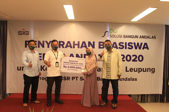 Tafaul Rijal, GA & Comrel Manager SBA didampingi Pj. Imum Mukim Lhoknga dan komite pemberdayaan masyarakat CSR PT SBA Kemukiman Lhoknga, menyerahkan beasiswa secara simbolis kepada perwakilan mahasiswi di The Pade Hotel, 28 Desember 2020. Tafaul Rijal, GA & Comrel Manager SBA didampingi Pj. Imum Mukim Lhoknga dan komite pemberdayaan masyarakat CSR PT SBA Kemukiman Lhoknga, menyerahkan beasiswa secara simbolis kepada perwakilan mahasiswi di The Pade Hotel, 28 Desember 2020.