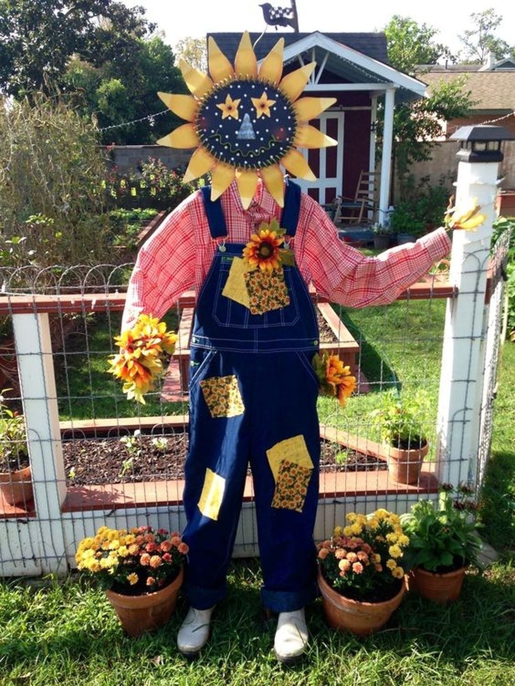 20+ Fabulous Garden Scarecrow Ideas