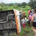 Ônibus tomba em Santa Luzia e deixa duas pessoas feridas