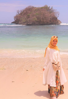 outfit hijab saat ke pantai, pilihan warna baju dan pakaian. Gaya berfoto saat di pantai. outfit pantai instagrammable