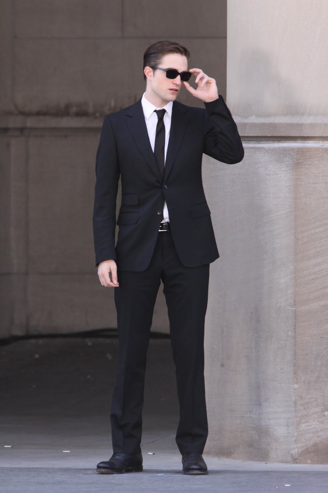 черный костюм с очками. черный костюм с очками. Tom ford стиль одежда. мужчина в черных очках. роберт паттинсон в костюме.