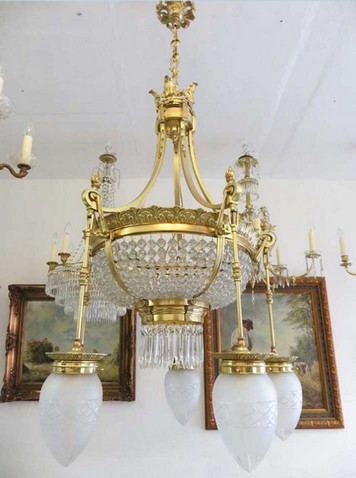 Kronleuchter-antik-messing-gestell-mit-Lampenschirm-aus-Glas-und-Kristalldekorationen-für-antike-wohnzimmer