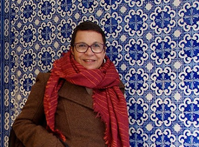 Rita Branco encostada numa parede de azulejos