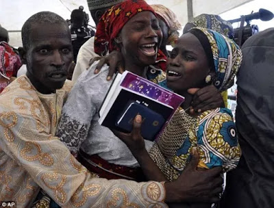 PICHA: Wasichana 21 Waliokuwa Wametekwa na Boko Haram Walivyokutana na Familia zao