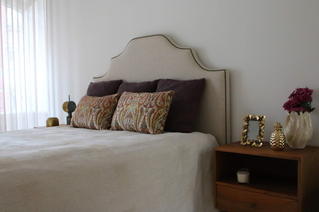 cortinas linho brancas cama com desenho na cabeceira e tachas decoradora interiores porto perfect home interiores