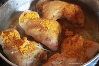  Pollo al curry con guarnición de frutas