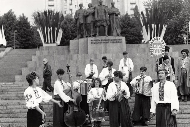 «Барви» в Києві біля Монументу Великій Жовтневій соціалістичній революції (1980-ті)