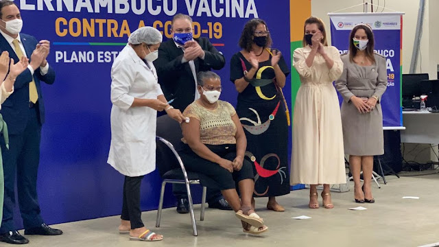 Perpétua do Socorro Barbosa dos Santos, de 52 anos, foi a primeira pessoa a ser vacinada contra a Covid-19, em Pernambuco.